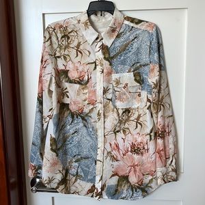 Beautiful Chico’s size1 pastel polyester shirt.